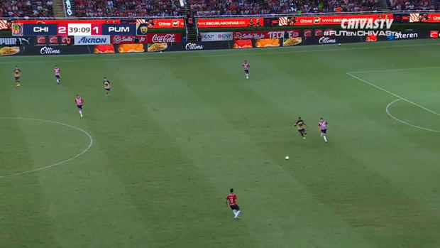 Chivas' spectacular team goal with three backheel passes against Pumas